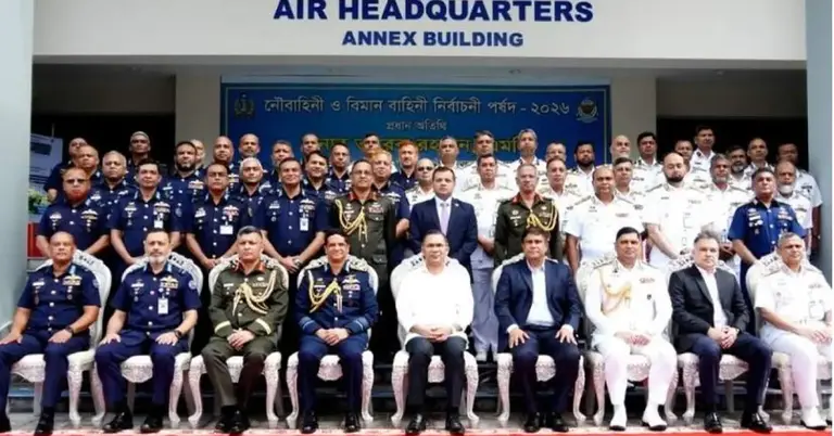 নৌবাহিনী ও বিমান বাহিনীর কর্মকর্তাদের সঙ্গে প্রধানমন্ত্রী